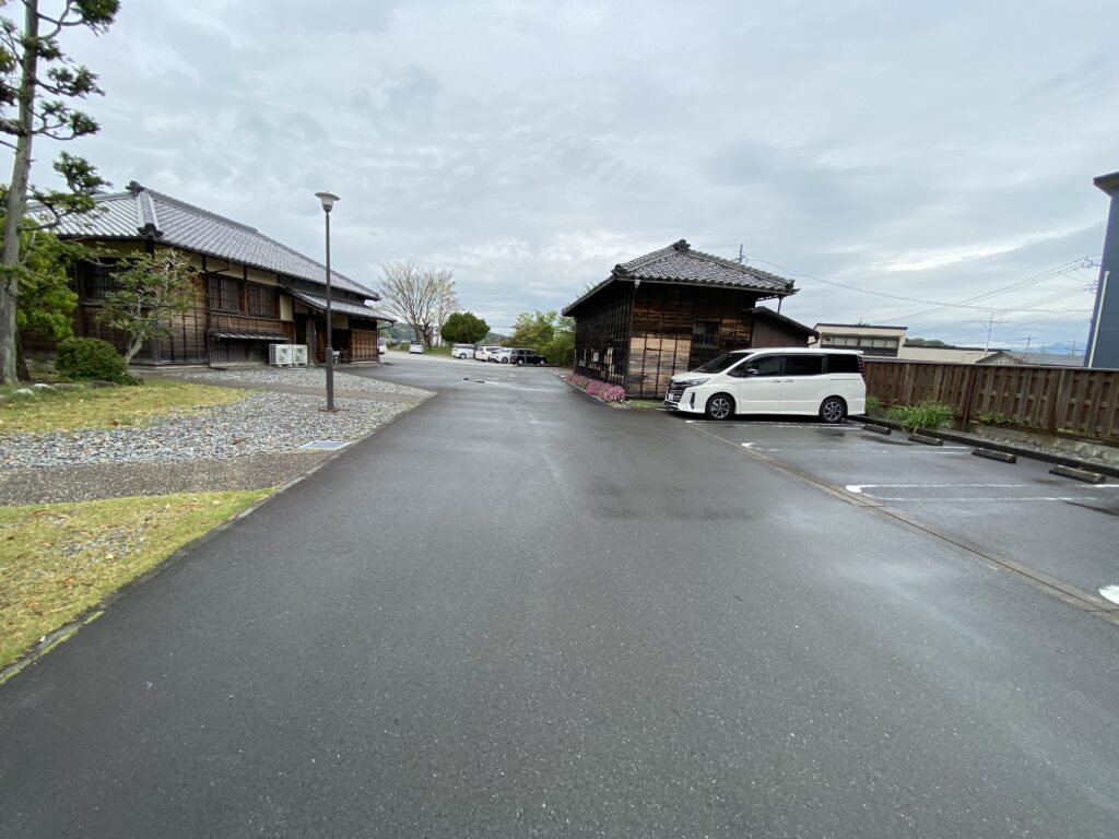 「竹の丸スイーツカフェ」の駐車場